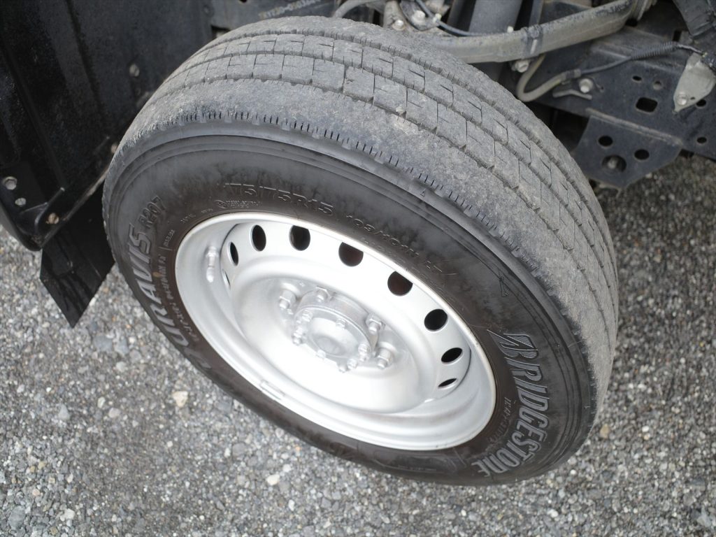 タイヤサイズはフロント175/75R15 溝残量5mm 左前は片べりあります。 リヤWタイヤ サイズ145/80R13 溝残量3~4mm