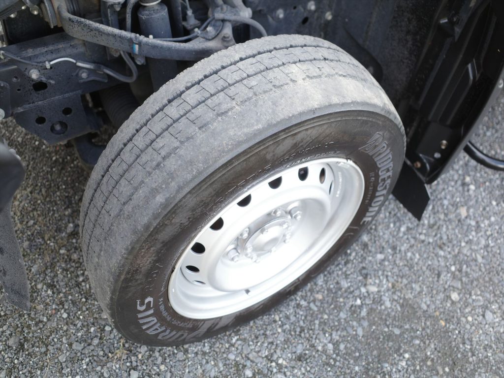 タイヤサイズはフロント175/75R15 溝残量5mm 左前は片べりあります。 リヤWタイヤ サイズ145/80R13 溝残量3~4mm