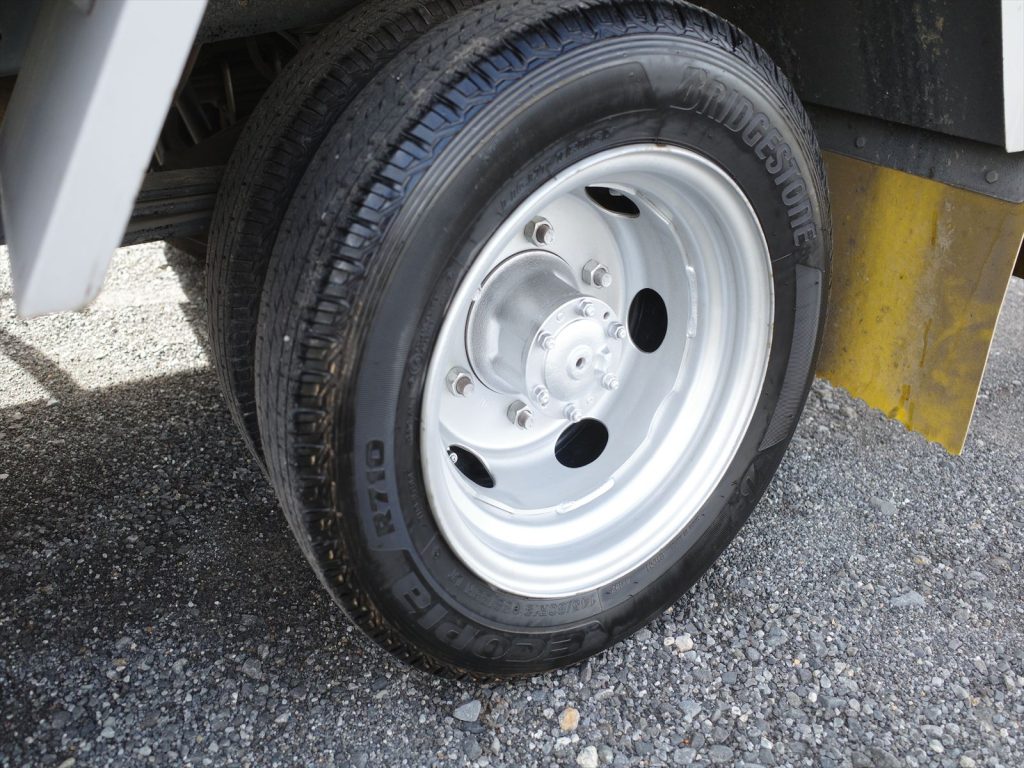 タイヤサイズはフロント175/75R15 溝残量5mm 左前は片べりあります。 リヤWタイヤ サイズ145/80R13 溝残量3~4mm