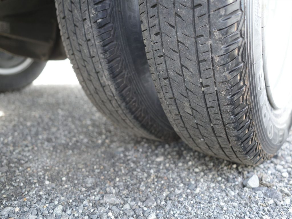 タイヤサイズはフロント175/75R15 溝残量5mm 左前は片べりあります。 リヤWタイヤ サイズ145/80R13 溝残量3~4mm