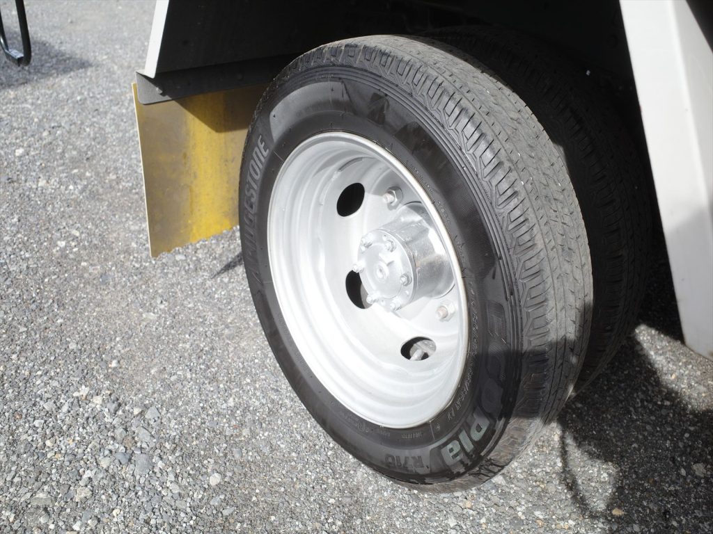 タイヤサイズはフロント175/75R15 溝残量5mm 左前は片べりあります。 リヤWタイヤ サイズ145/80R13 溝残量3~4mm