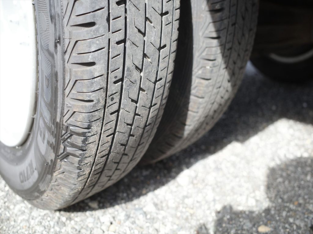 タイヤサイズはフロント175/75R15 溝残量5mm 左前は片べりあります。 リヤWタイヤ サイズ145/80R13 溝残量3~4mm