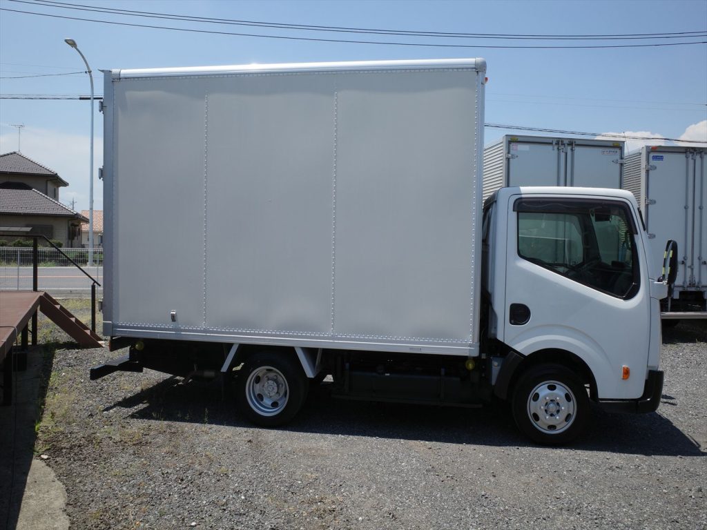 車両寸法 全長527cm 全幅177m 全高298cm