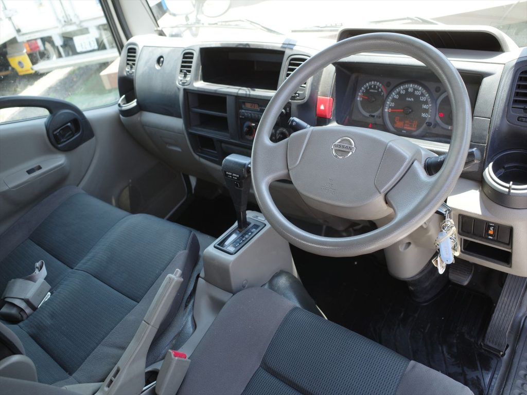 内装も運転席の切れがあるくらいで状態良好です!