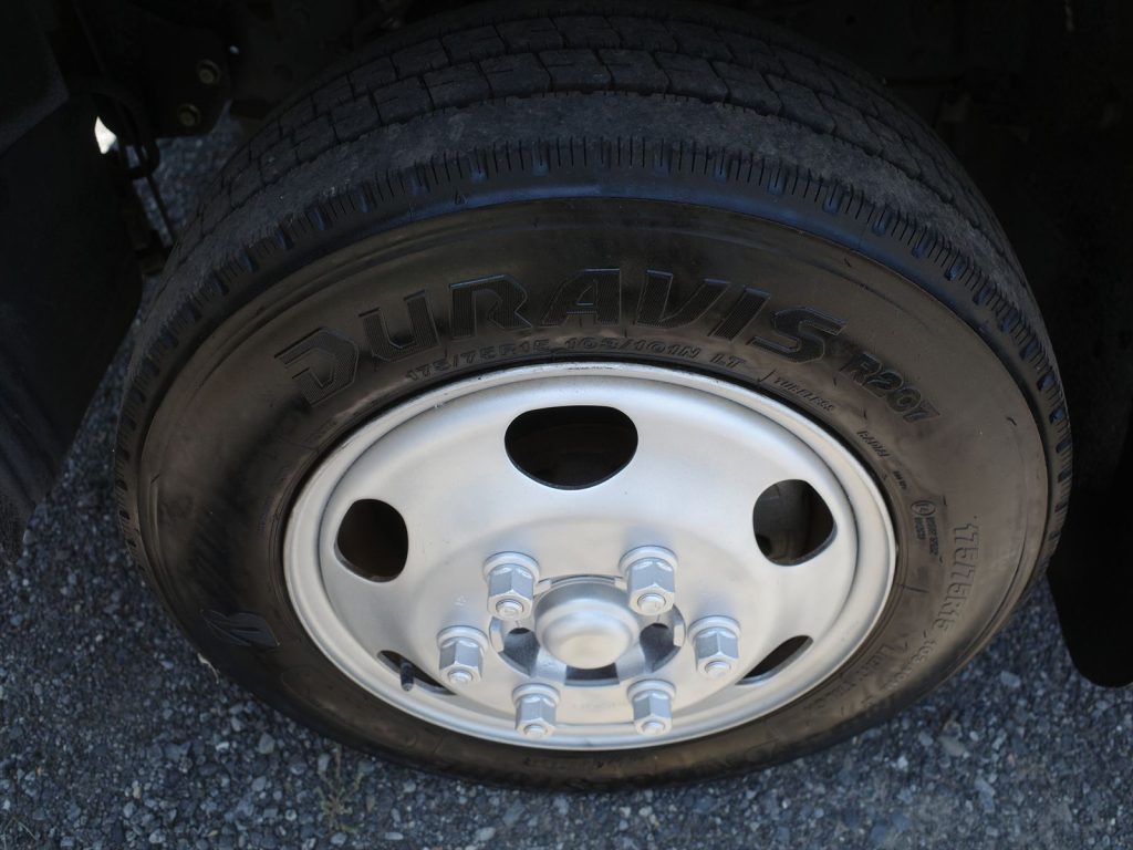 タイヤサイズ 175/75R15 溝残量 フロント8mm リヤ4~5mm です!