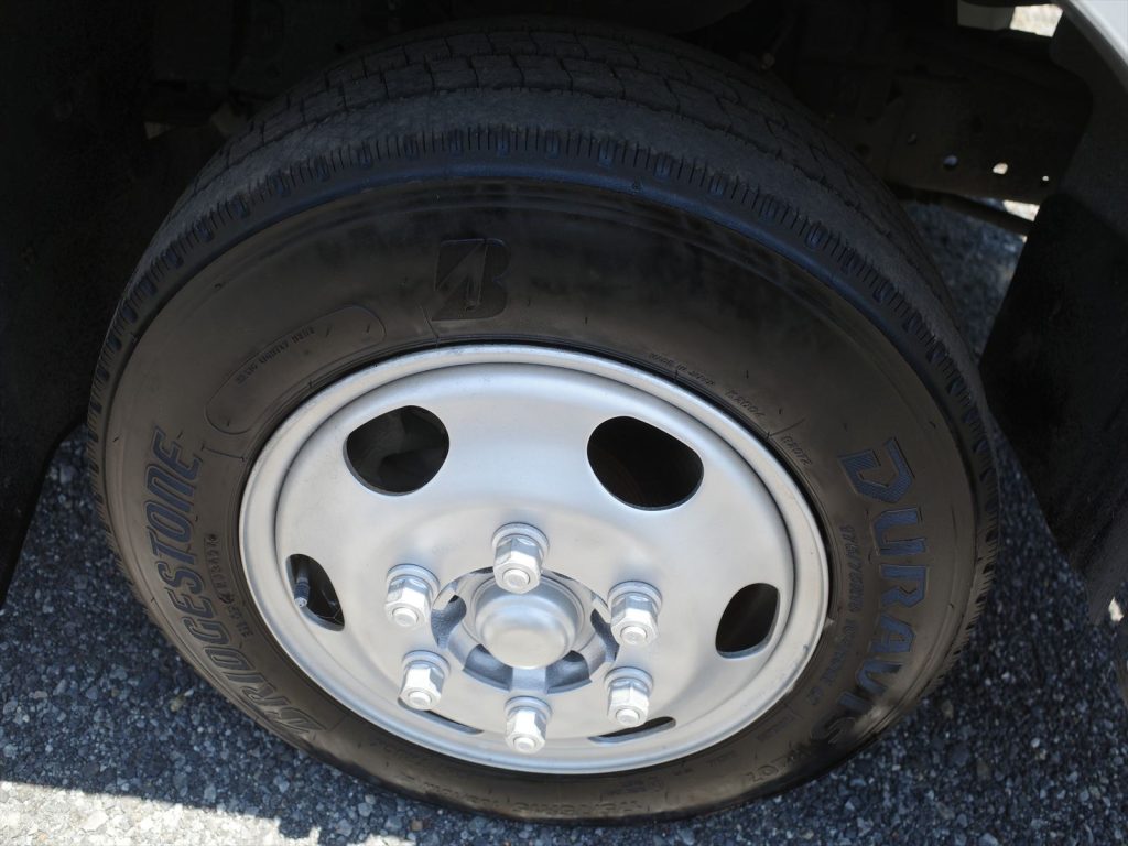 タイヤサイズ 175/75R15 溝残量 フロント8mm リヤ4~5mm です!