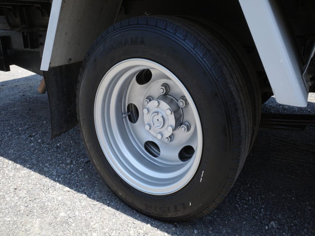 タイヤサイズ 175/75R15 溝残量 フロント8mm リヤ4~5mm です!