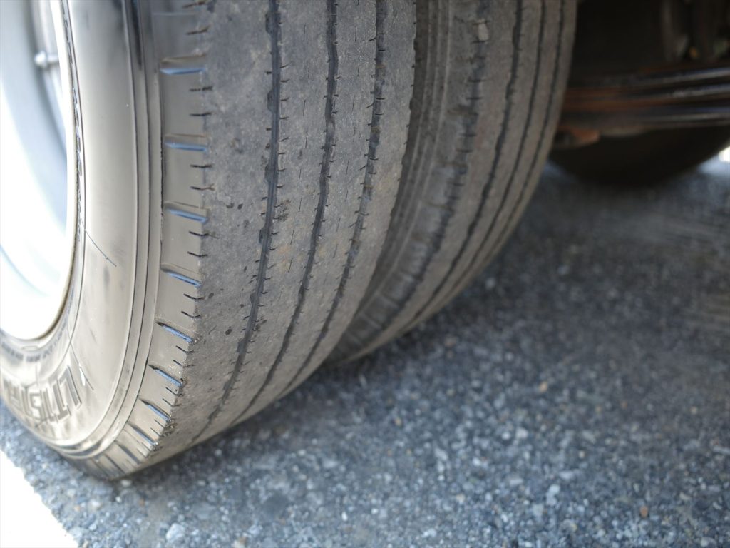 タイヤサイズ 175/75R15 溝残量 フロント8mm リヤ4~5mm です!