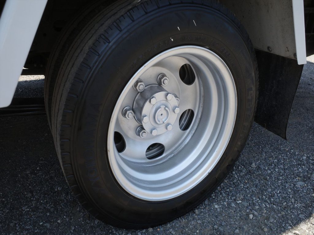 タイヤサイズ 175/75R15 溝残量 フロント8mm リヤ4~5mm です!