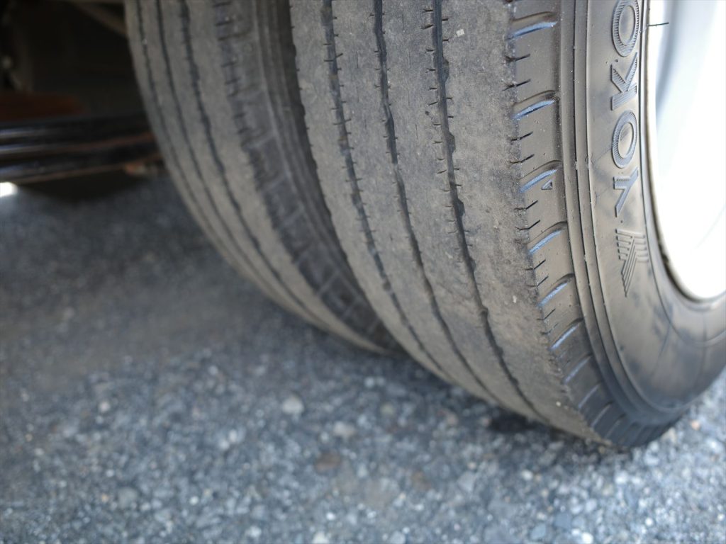 タイヤサイズ 175/75R15 溝残量 フロント8mm リヤ4~5mm です!
