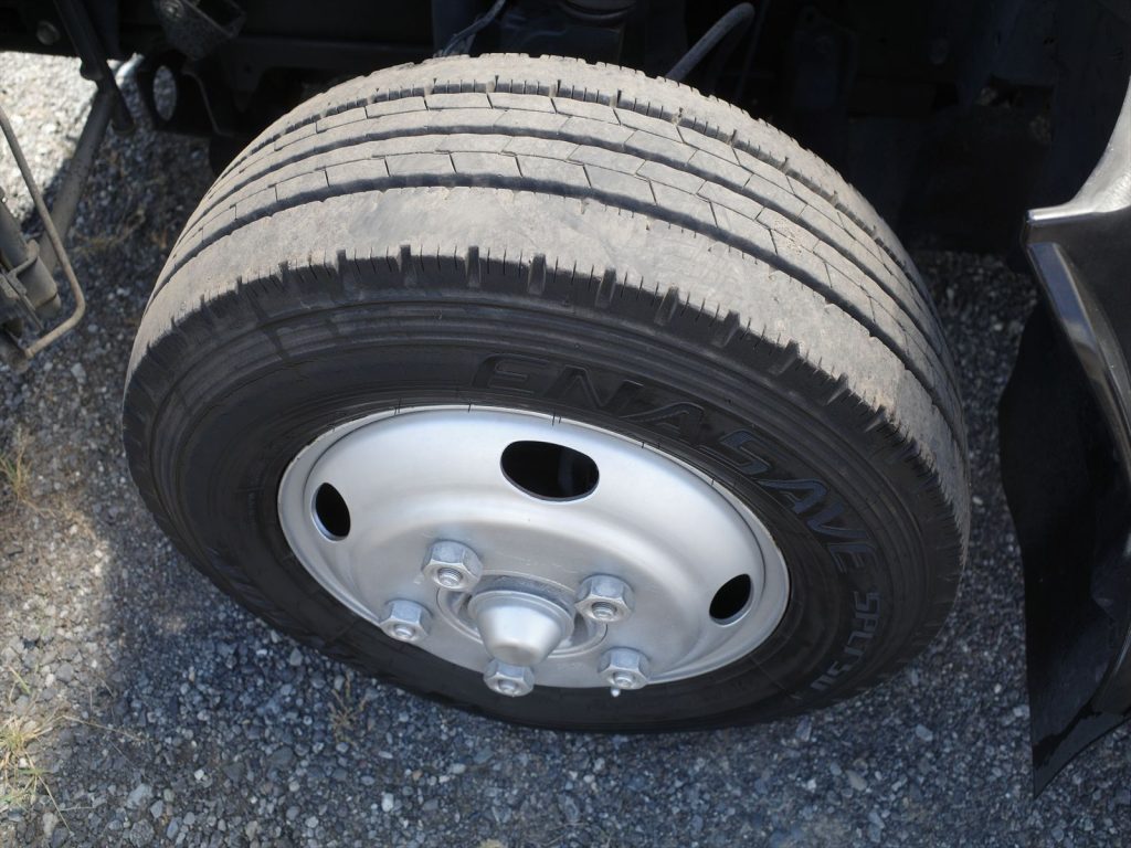 タイヤサイズ205/75R16 溝残量 フロント7mm リヤ9mm