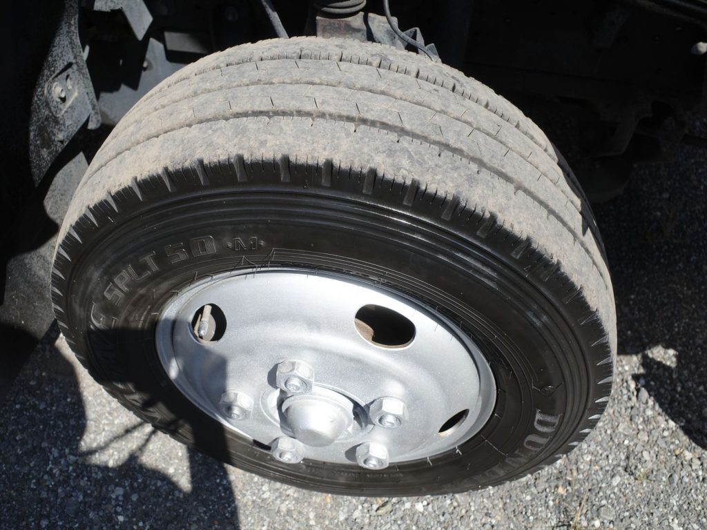 タイヤサイズ205/75R16 溝残量 フロント7mm リヤ9mm