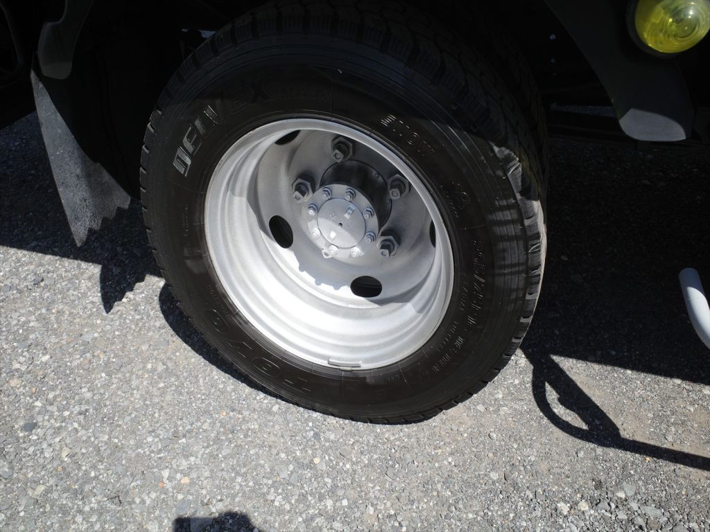 タイヤサイズ205/75R16 溝残量 フロント7mm リヤ9mm
