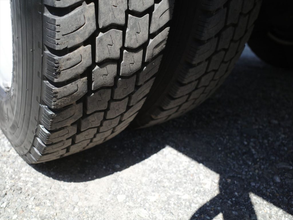 タイヤサイズ205/75R16 溝残量 フロント7mm リヤ9mm
