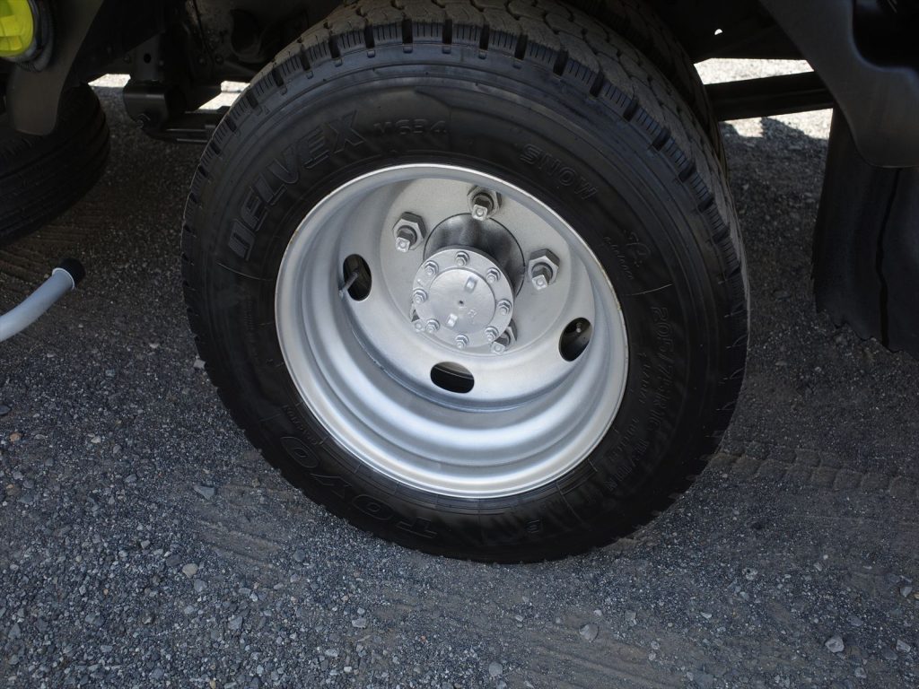 タイヤサイズ205/75R16 溝残量 フロント7mm リヤ9mm