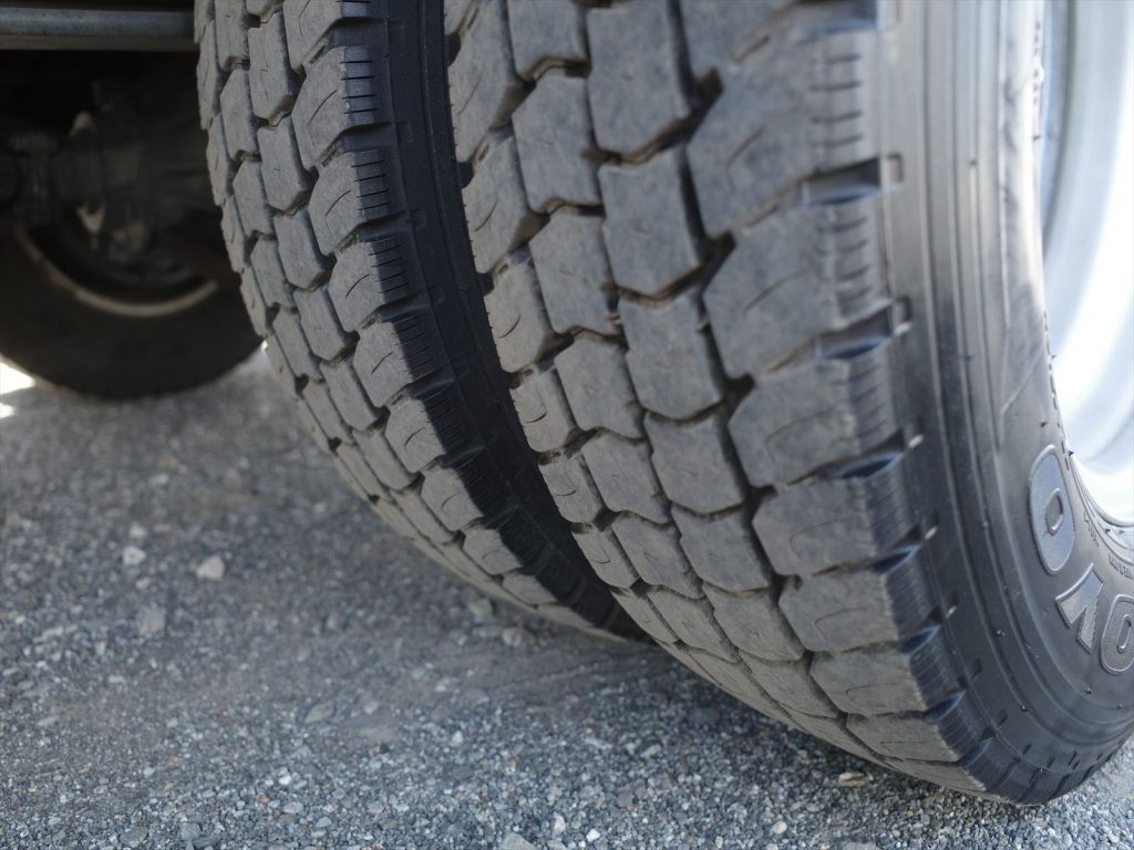 タイヤサイズ205/75R16 溝残量 フロント7mm リヤ9mm