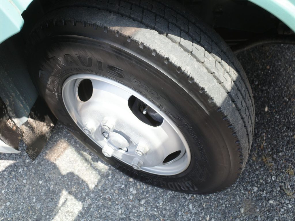 タイヤサイズは205/80R17.5 溝残量すべて8.5mmで状態良好です!製造年月2021年 ブリヂストンR207
