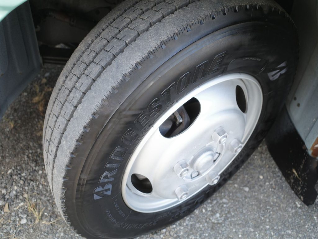 タイヤサイズは205/80R17.5 溝残量すべて8.5mmで状態良好です!製造年月2021年 ブリヂストンR207