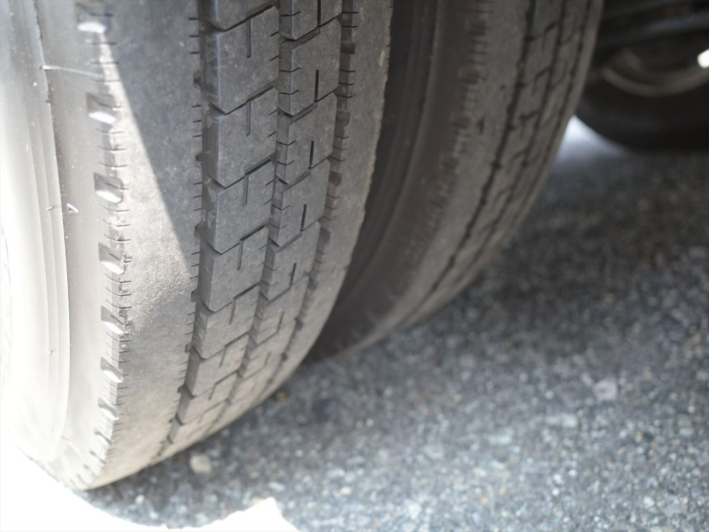 タイヤサイズは205/80R17.5 溝残量すべて8.5mmで状態良好です!製造年月2021年 ブリヂストンR207