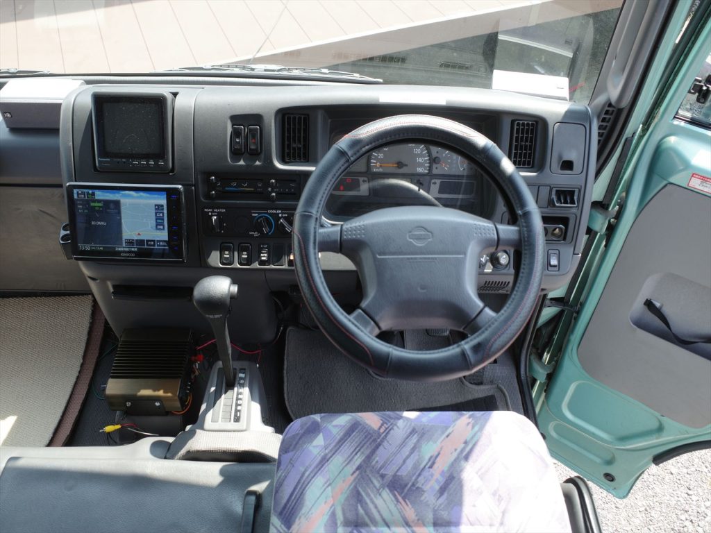 運転席も状態良好です!エアバッグも装備されております!元禁煙車!