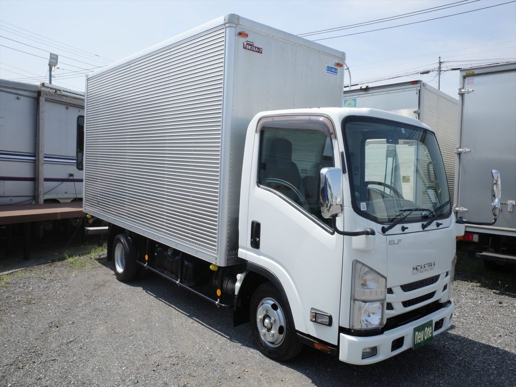 車両寸法 全長637cm 全幅191cm 全高312cm