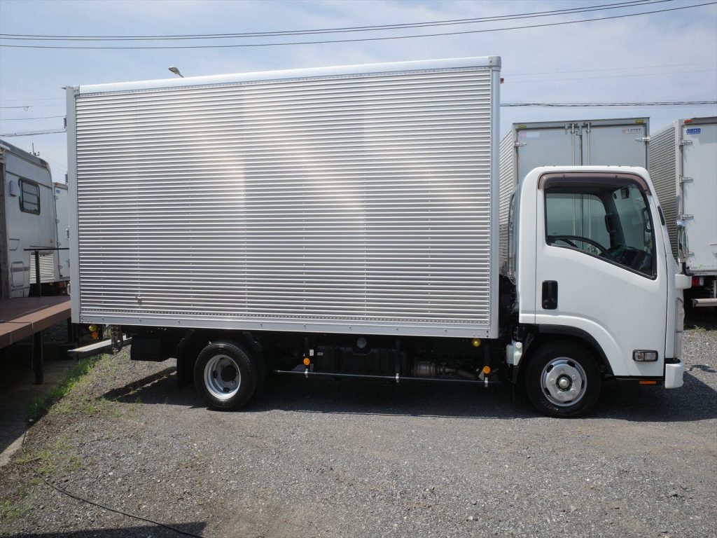 車両寸法 全長637cm 全幅191cm 全高312cm