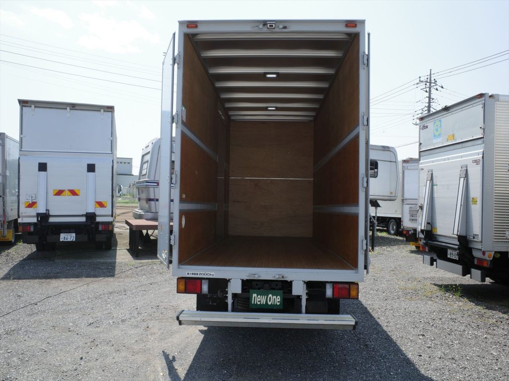 荷室内寸 長さ445cm 幅177cm 高さ215.5cm 門高211cm ラッシング2段　左側スライド式サイドドア