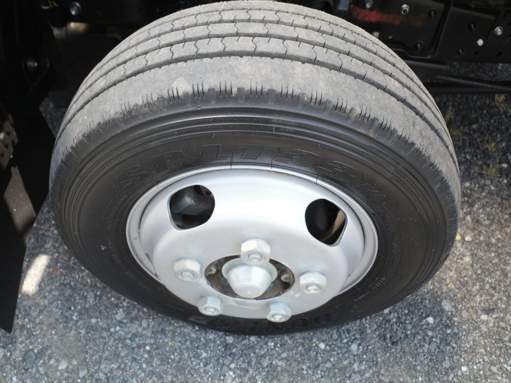 タイヤサイズは195/75R15 溝残量 フロント7mm リヤ7mm