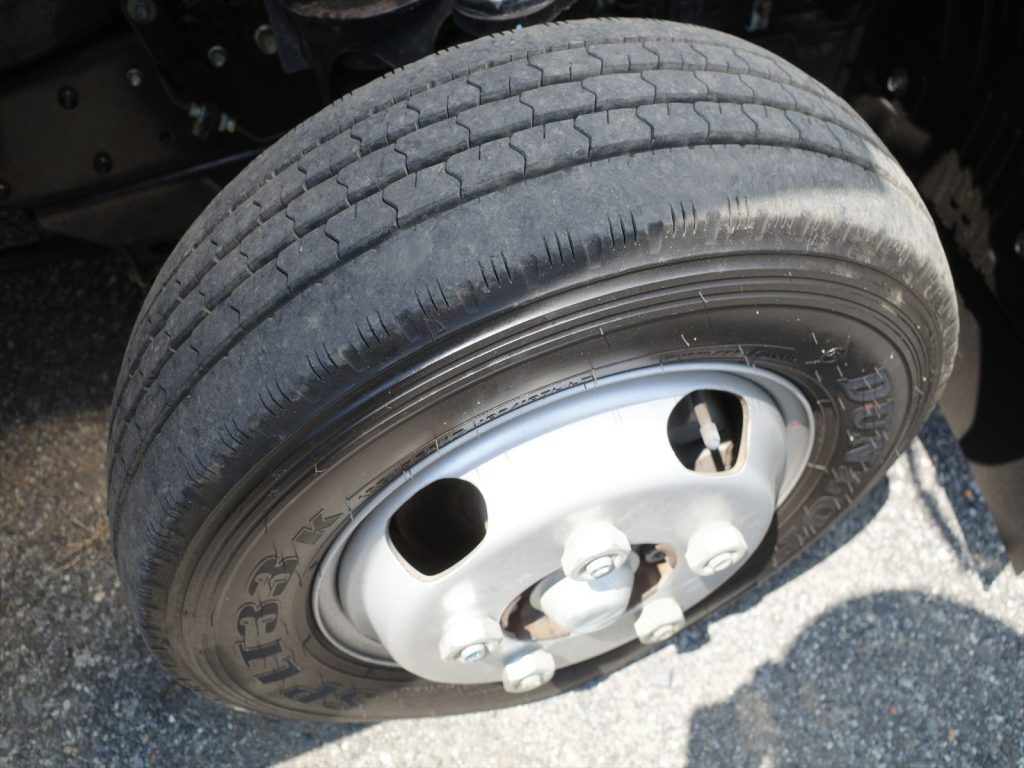 タイヤサイズは195/75R15 溝残量 フロント7mm リヤ7mm