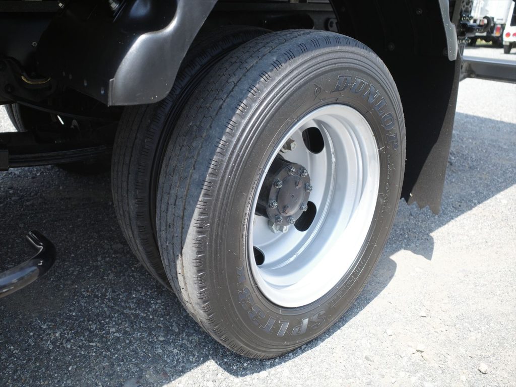 タイヤサイズは195/75R15 溝残量 フロント7mm リヤ7mm