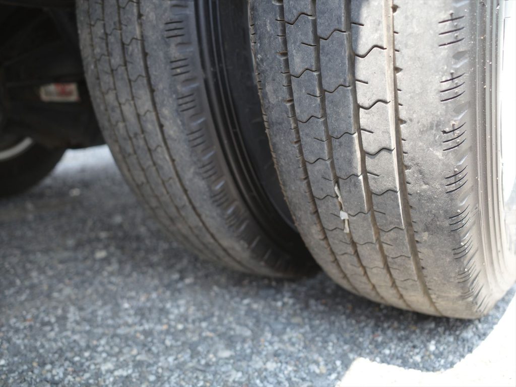 タイヤサイズは195/75R15 溝残量 フロント7mm リヤ7mm