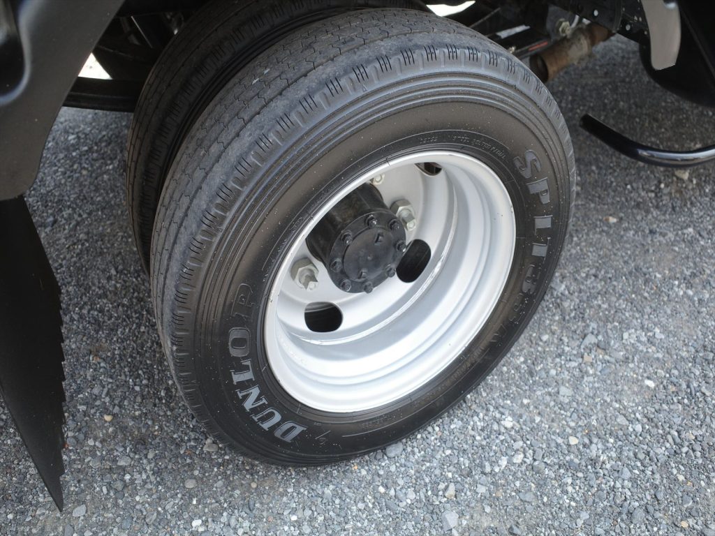 タイヤサイズは195/75R15 溝残量 フロント7mm リヤ7mm