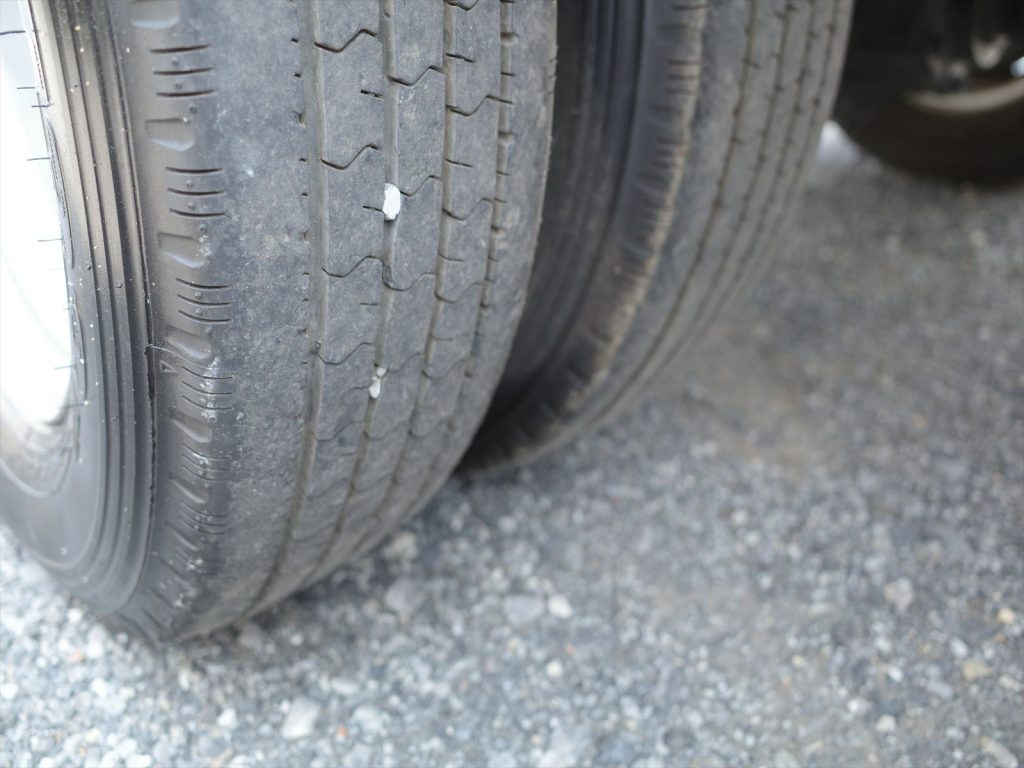 タイヤサイズは195/75R15 溝残量 フロント7mm リヤ7mm