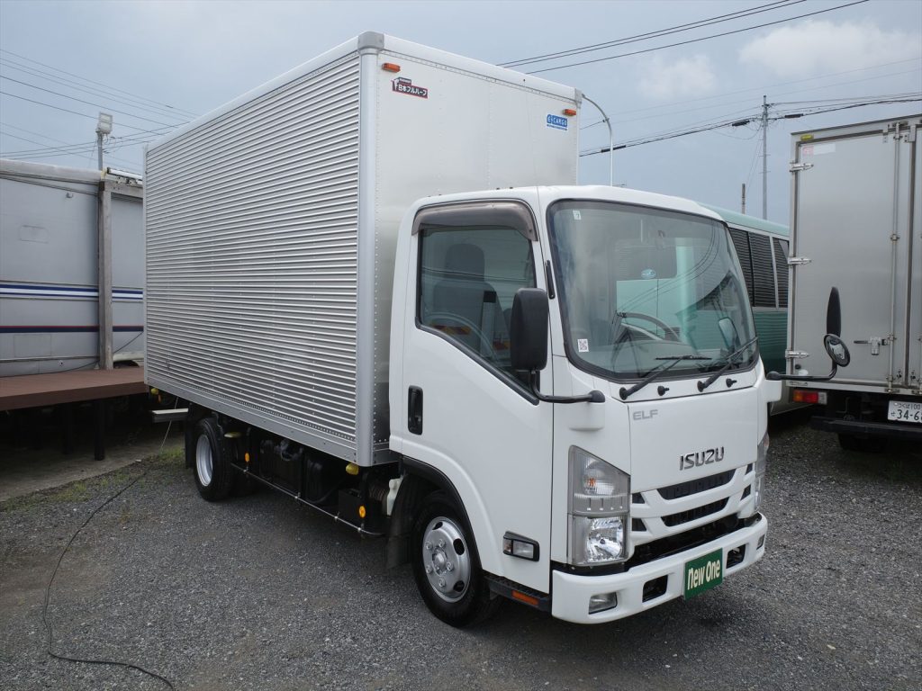 希少な5速マニュアル3ペダル　アドブルーなしで面倒なアドブルー補充無しで安心です！