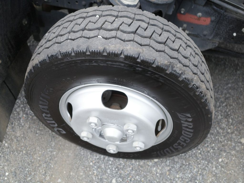 タイヤサイズは195/75R15 溝残量 フロント7mm リヤ9mm　状態良好です！