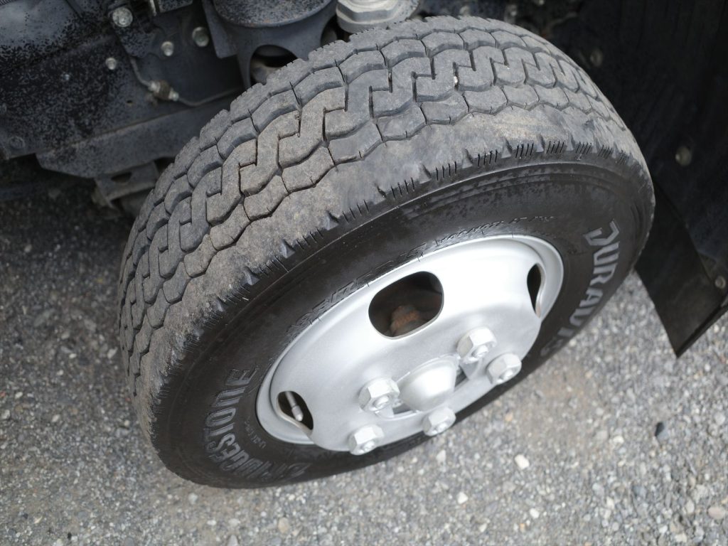 タイヤサイズは195/75R15 溝残量 フロント7mm リヤ9mm　状態良好です！