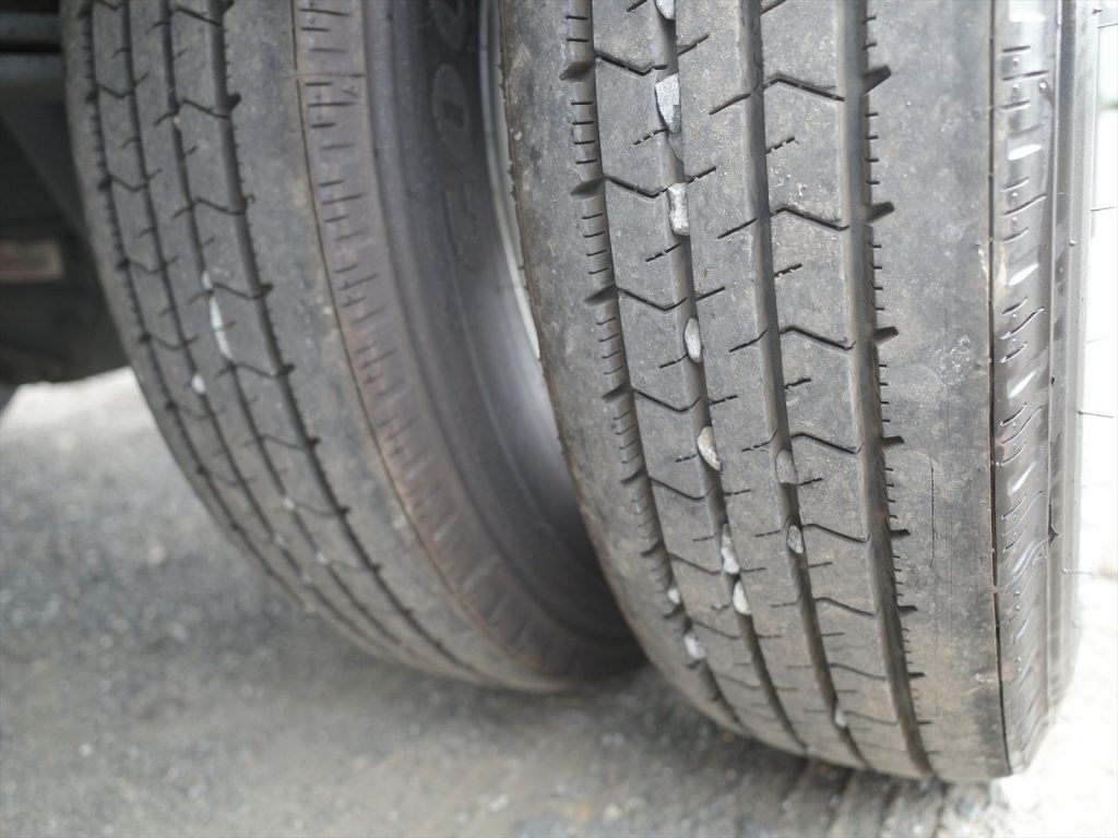 タイヤサイズは195/75R15 溝残量 フロント7mm リヤ9mm　状態良好です！