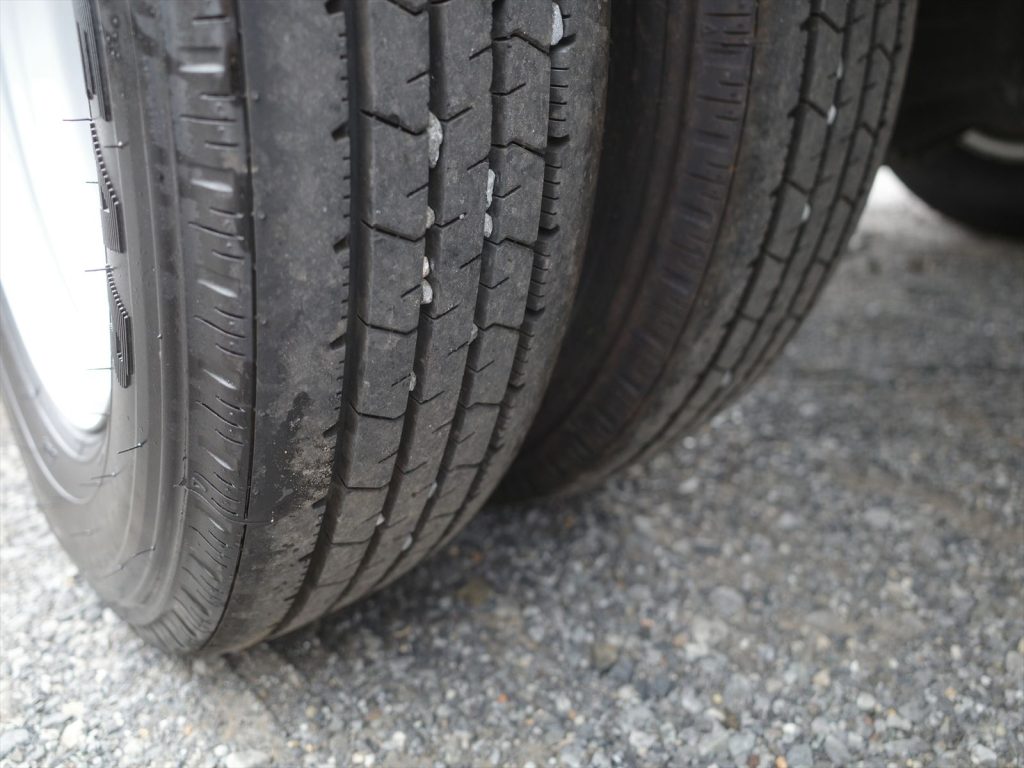 タイヤサイズは195/75R15 溝残量 フロント7mm リヤ9mm　状態良好です！