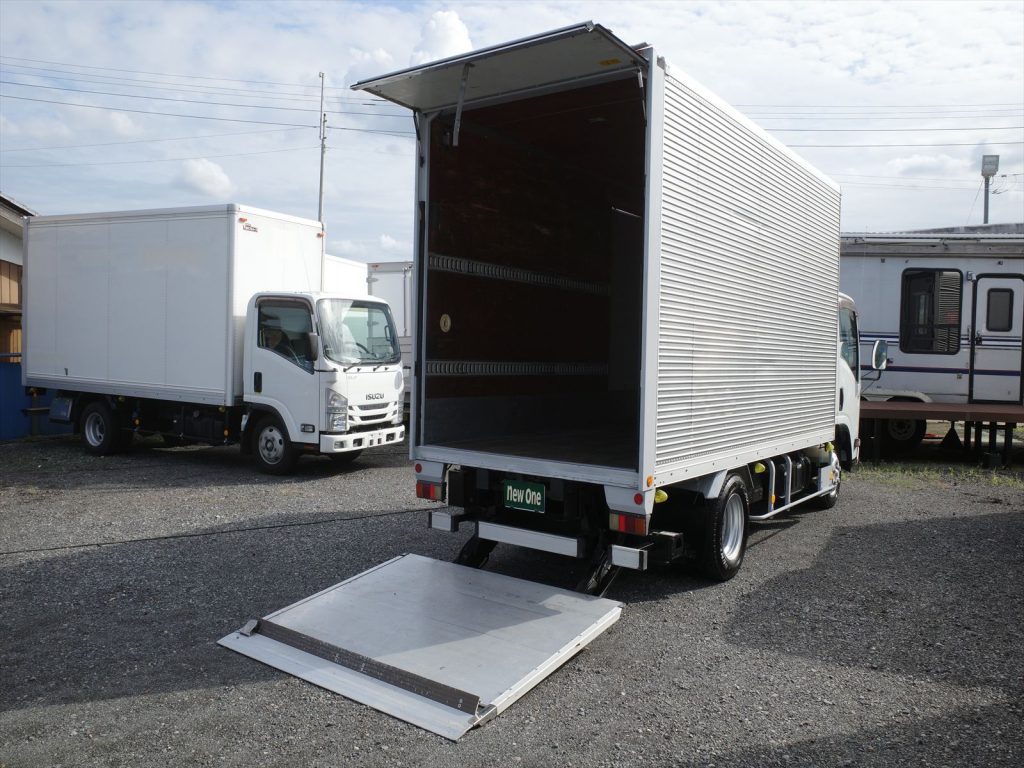 TRG-NMR85AN 3000ccディーゼルターボ　エンジン型式4JJ1
最大積載量3000Kg 車両総重量6475Kg