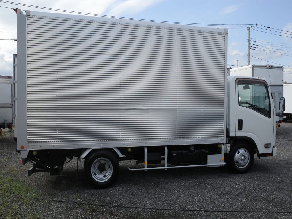 車体寸法 全長618cm 全幅194cm 全高313cm