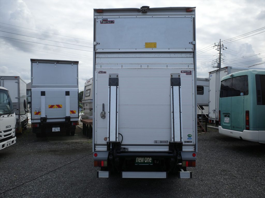 最大積載量3000Kg 車両総重量6475Kg
