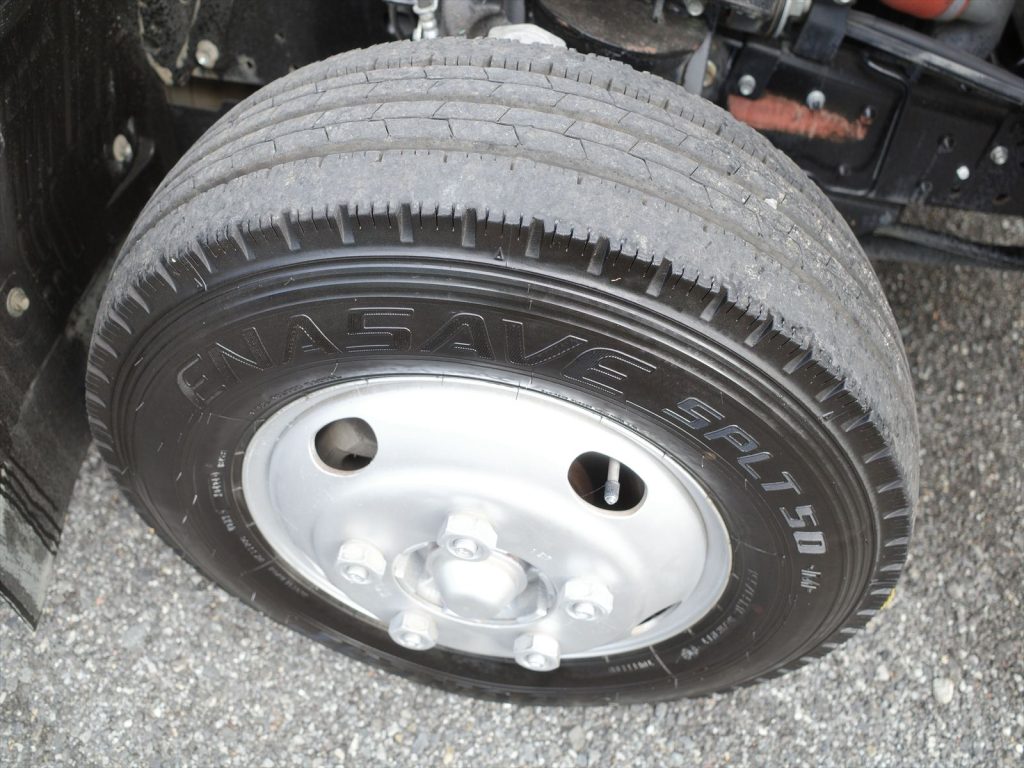 タイヤサイズ 195/85R16  溝残量 すべて約8mm 状態良好です！