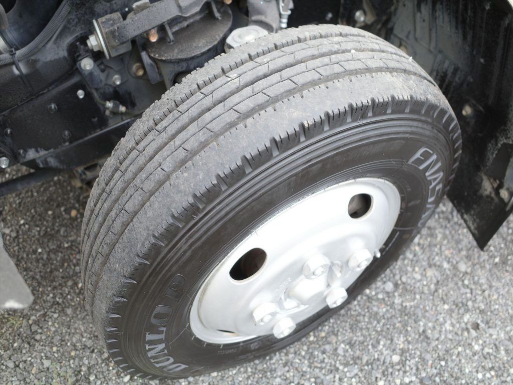 タイヤサイズ 195/85R16  溝残量 すべて約8mm 状態良好です！