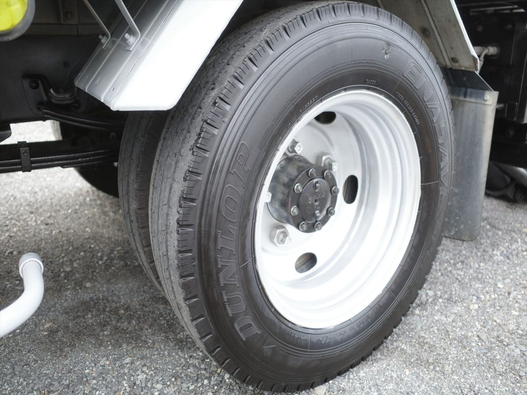 タイヤサイズ 195/85R16  溝残量 すべて約8mm 状態良好です！