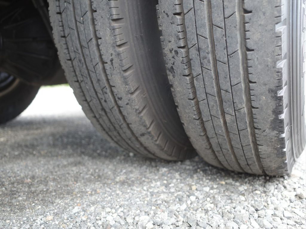 タイヤサイズ 195/85R16  溝残量 すべて約8mm 状態良好です！