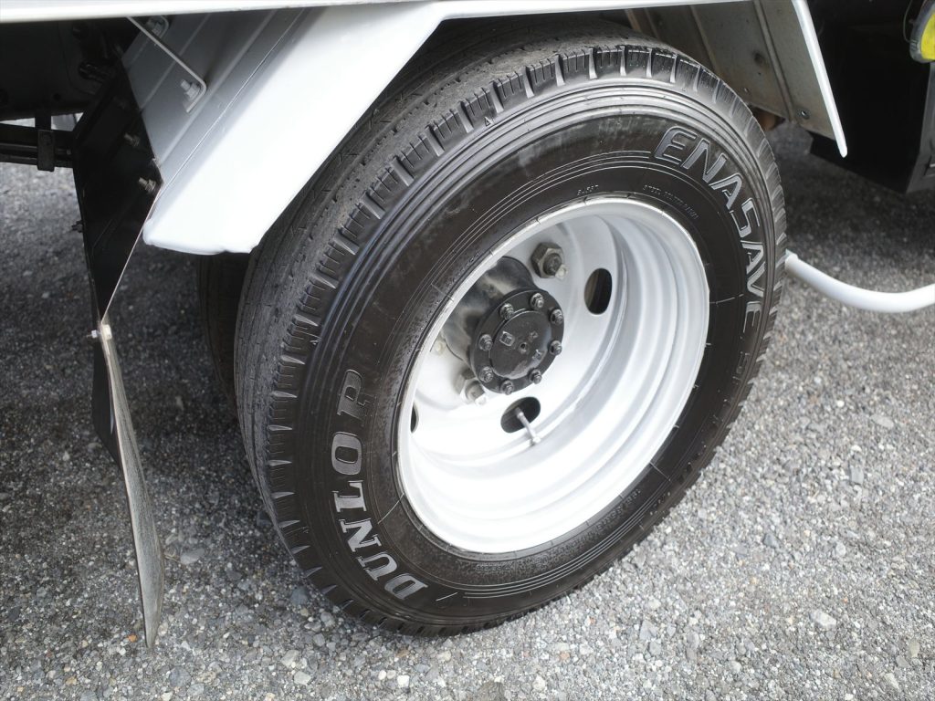 タイヤサイズ 195/85R16  溝残量 すべて約8mm 状態良好です！