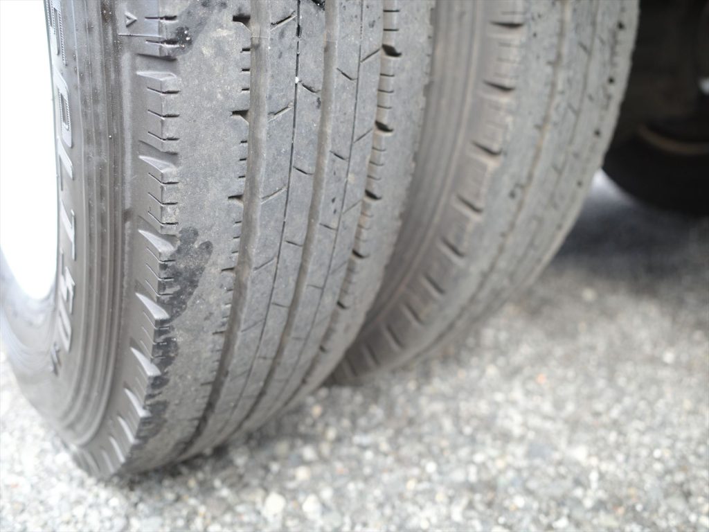 タイヤサイズ 195/85R16  溝残量 すべて約8mm 状態良好です！