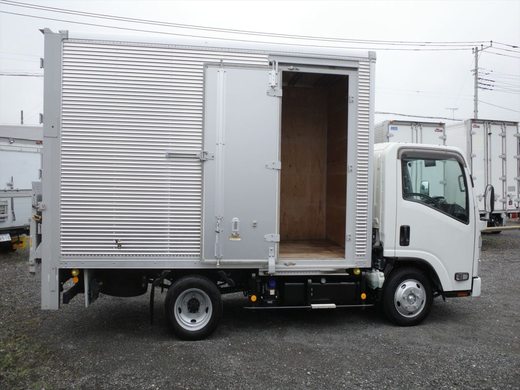 運転席側スライド式サイドドアも装備されております!