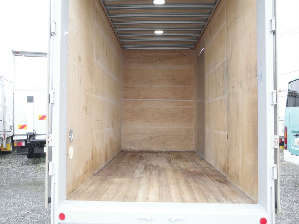 荷室内寸 長さ377cm幅178.5高さ222.5cm 門高218cm ラッシング取り付けも承ります。