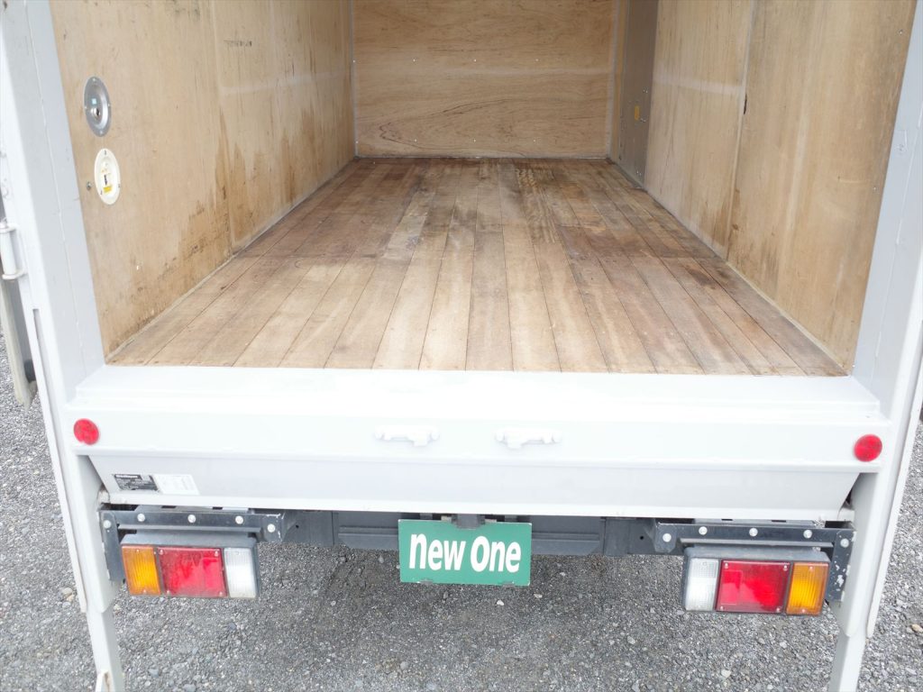 荷室内寸 長さ377cm幅178.5高さ222.5cm 門高218cm ラッシング取り付けも承ります。